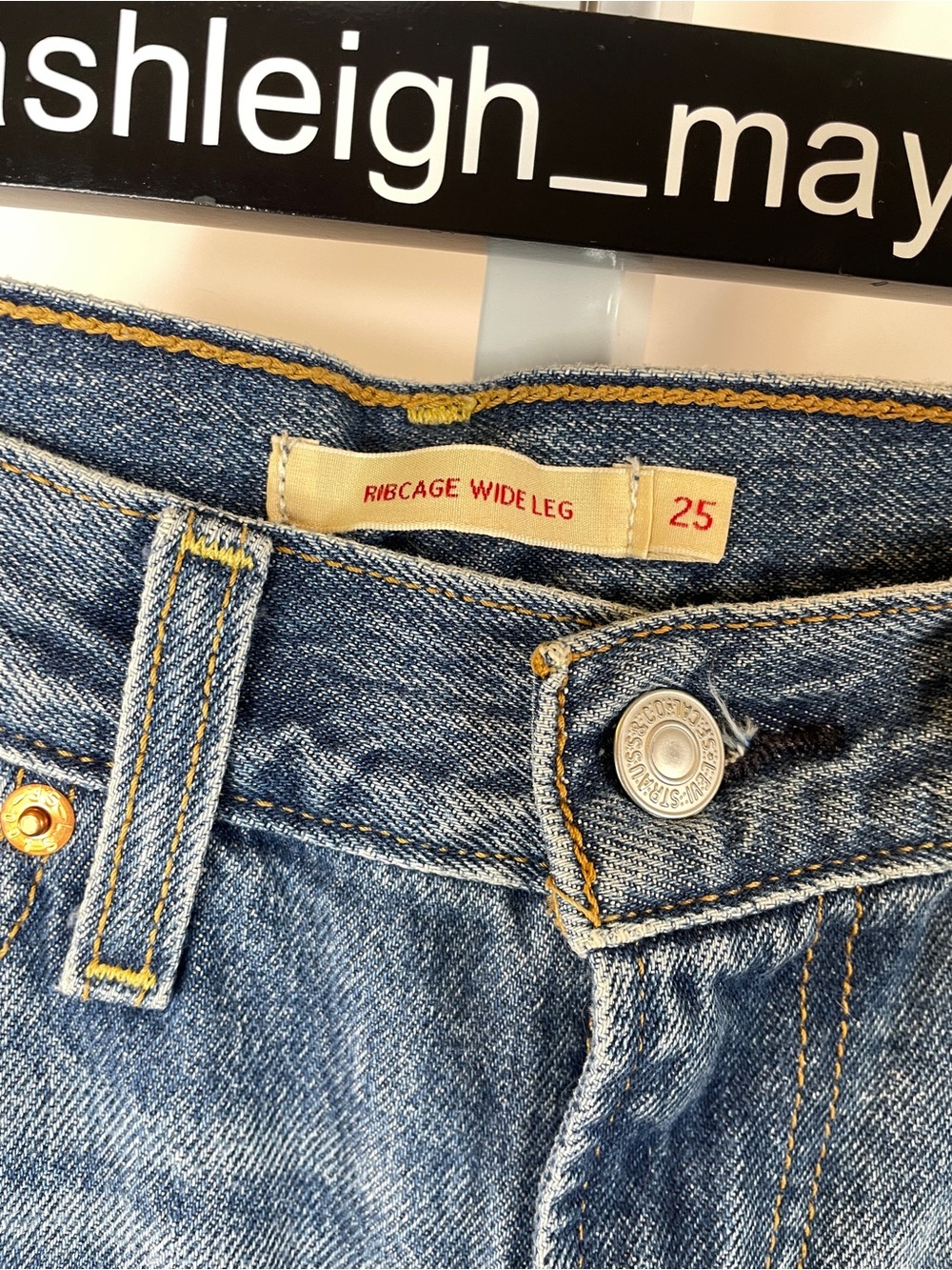 Levi’s | Ribcage Wide Leg Raw Hem Medium Wash Denim Jeans Size 25 *flawed - Picture 5 of 9